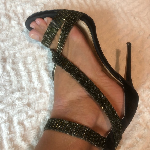 Size 7 VINCE CAMUTO brand. Black satin finish with gold accent straps. - Picture 7 of 9
